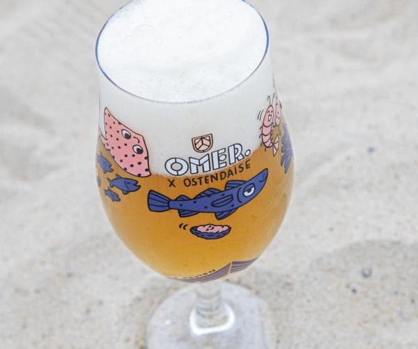 OMER x Ostendaise bierglas op het strand