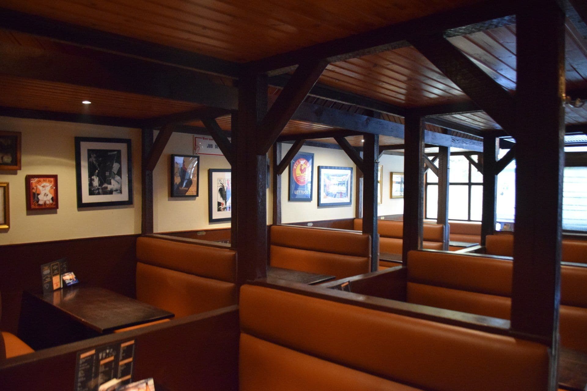 Gezellig interieur van Taverne Koekoek met warme sfeerverlichting