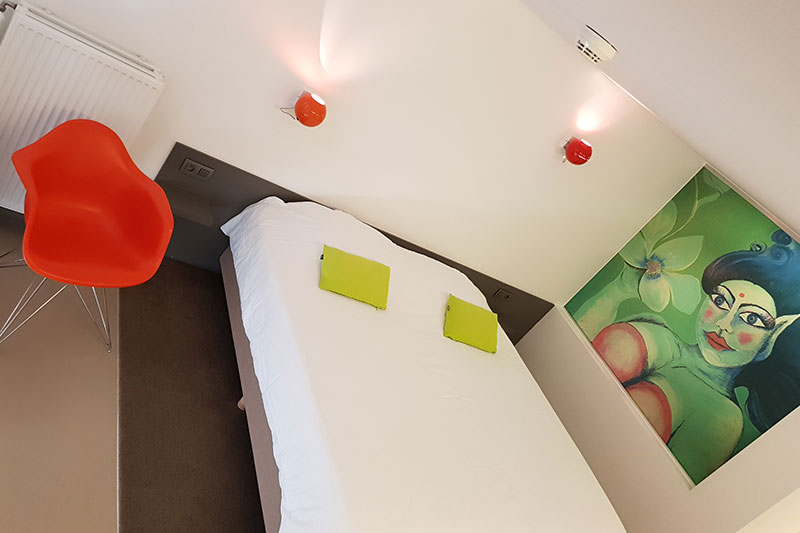 Hotelkamer Corbie Geel met dubbel bed en eigen balkon