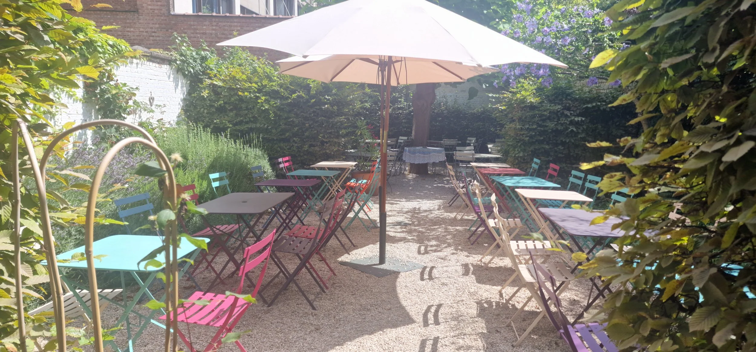 Vers vegetarisch eten in de tuin van De Broers van Julienne, Antwerpen